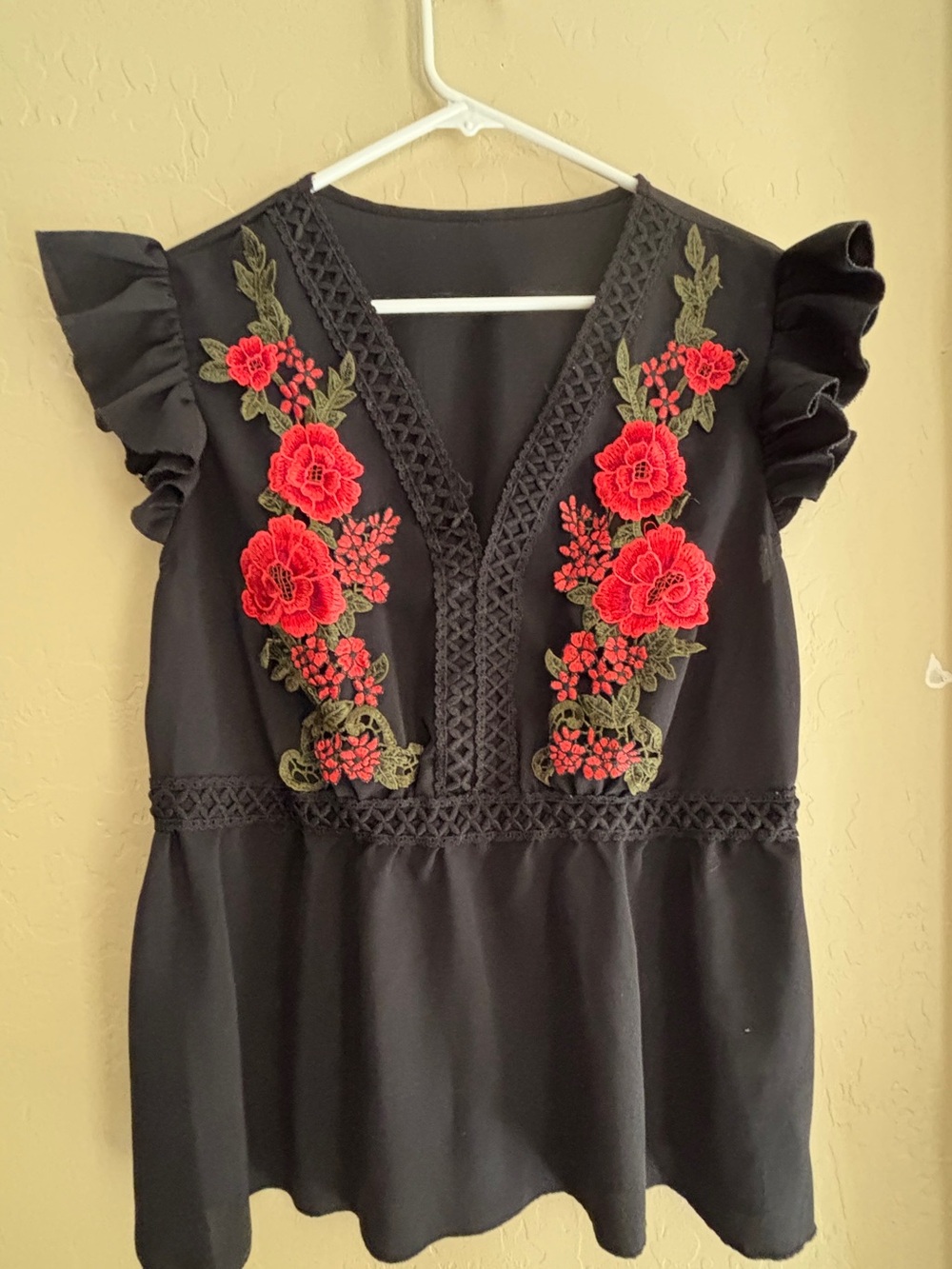 SHEIN Curve Red Roses on Black Top ~ Women’s XL